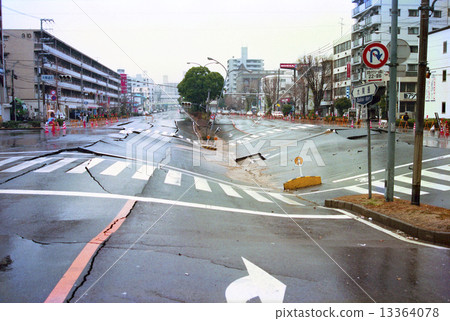 阪神淡路大地震天橋坍塌的神戶高速鐵路開放式火車站 阪神淡路大地震天橋坍塌的神戶高速鐵路開放式火車站 13364078