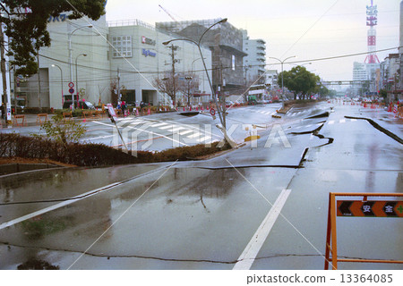 阪神淡路大地震天橋坍塌的神戶高速鐵路開放式火車站 13364085