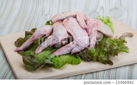 Raw chicken wings Raw chicken wings 13366992