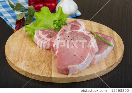 Raw t-bone steak 13368200