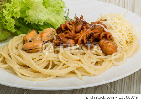 Pasta with octopus and mussels 13368379
