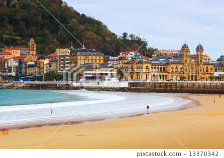 La Concha beach in autumn day at San Sebastian La Concha beach in autumn day at San Sebastian 13370342