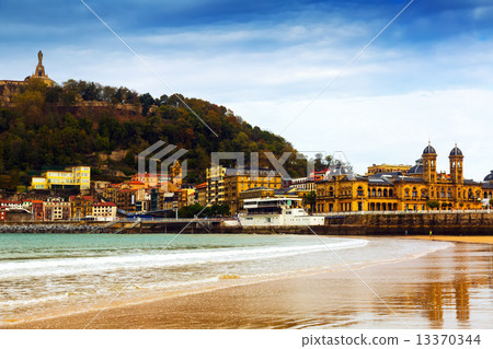 La Concha beach in autumn at San Sebastian La Concha beach in autumn at San Sebastian 13370344