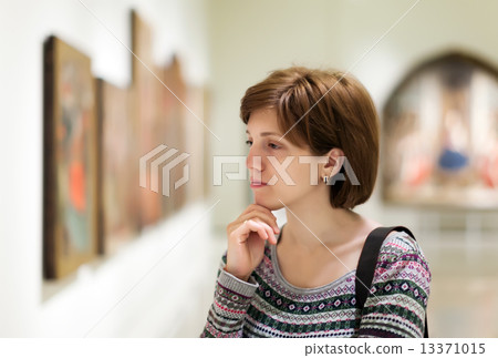 Girl looking pictures 13371015