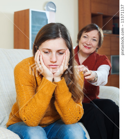 Mature woman tries reconcile with adult daughter Mature woman tries reconcile with adult daughter 13371137