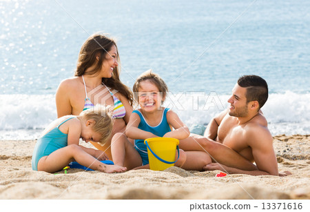 Parents with the kids 13371616