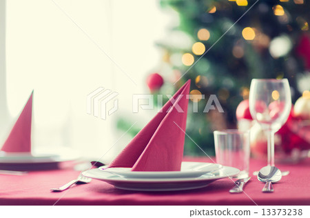 room with christmas tree and decorated table room with christmas tree and decorated table 13373238