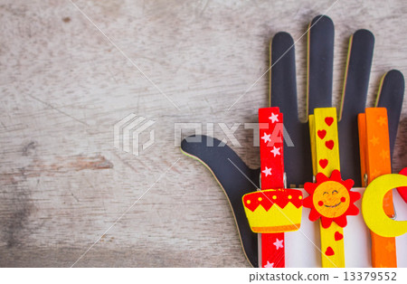 clamps on the hand. 13379552