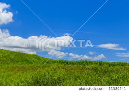 夏天的天空，雲彩和農村 13389241
