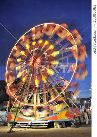 Ferris wheel 13390063