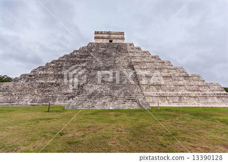Chichen Itza, Mayan Pyramid, Yucatan, Mexico 13390128