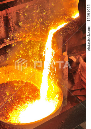 pouring molten metal 13391033