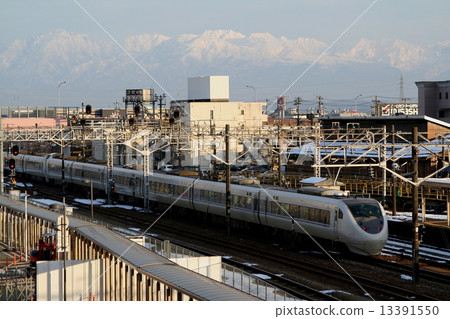 Tateyama mountain range and the Hokuriku line main express Gakkaka 13391550