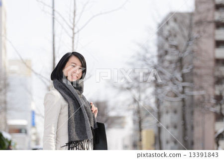 一個女人走過冬天的街道 一個女人走過冬天的街道 13391843