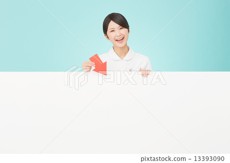A nurse laughing with a message board pointing with an arrow 13393090