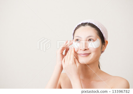 面部護理的婦女 面部護理的婦女 13396782