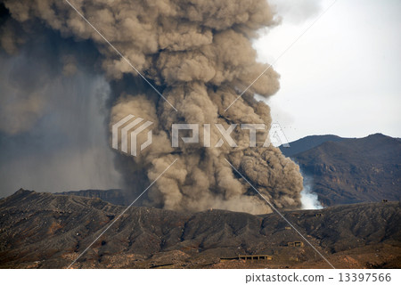 阿蘇山的火山噴發 阿蘇山的火山噴發 13397566