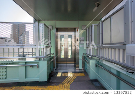 行人穿越道的電梯 13397832