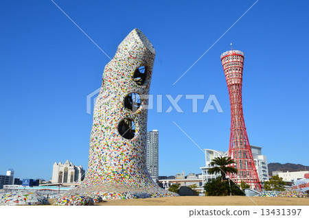 Bell of Ortansia (left) · Kobe port tower (right) (Kobe Harborland / Haigasho Town, Chuo-ku, Kobe City, Hyogo Prefecture) 13431397