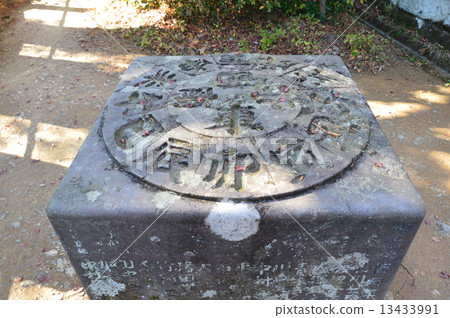 Oriented stone (Kaijo Arai temple, Mt. Takao / Takao town, Hachioji, Tokyo) 13433991