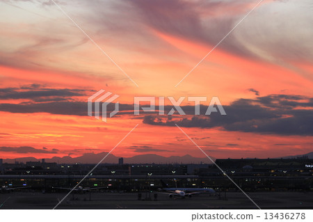 International flights in the evening 13436278