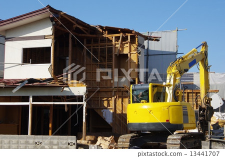 Demolition of a vacant house 13441707