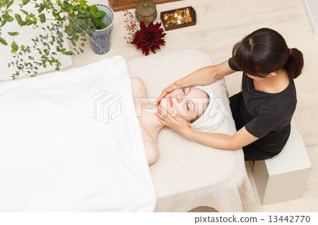 Esthetic Caucasian Esthetic Caucasian 13442770