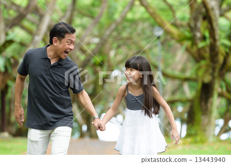 Chinese father and daughter playing in the park 13443940