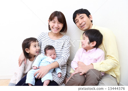 五個家庭（5歲，4歲，1個月大的3個兄弟） 13444376