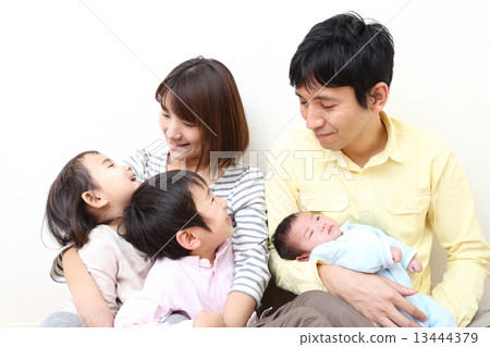 Five families (5 years old, 4 years old, 3 brothers of 1 month old) 13444379