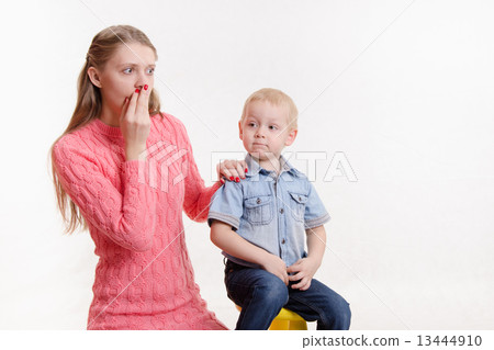 Mom does not know what to do with your child Mom does not know what to do with your child 13444910