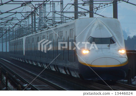 Winter Tohoku/Joetsu Shinkansen E4 series (old paint, 16-car train) Winter Tohoku/Joetsu Shinkansen E4 series (old paint, 16-car train) 13446024