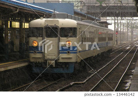 北陸本線475系列（直江站） 13446142