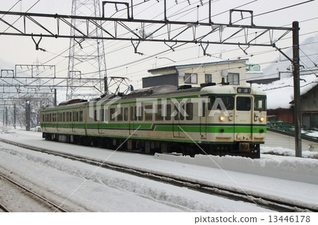 Winter Joetsu Line 115 series (water ⇔ Nagaoka) 13446178