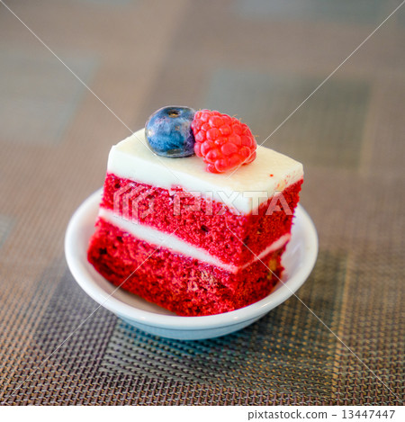 red velvet cake 13447447