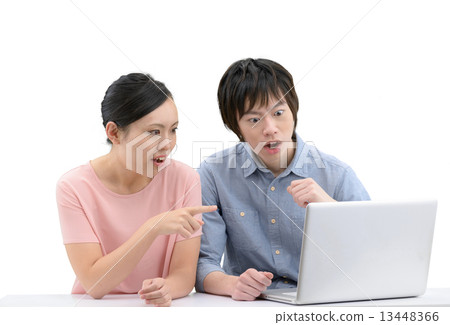 操作筆記本電腦夫婦的二十幾歲的白色停頓 13448366