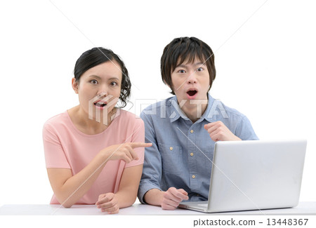 操作筆記本電腦夫婦的二十幾歲的白色停頓 13448367