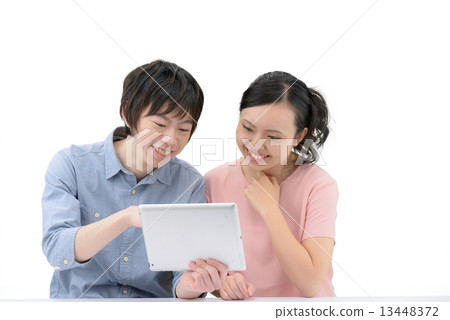 White pause of 20s couple manipulating tablet 13448372