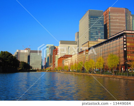 Hibiya moat 13449084