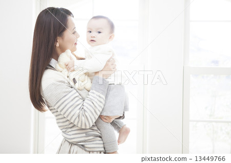 媽媽抱著一個嬰兒 媽媽抱著一個嬰兒 13449766