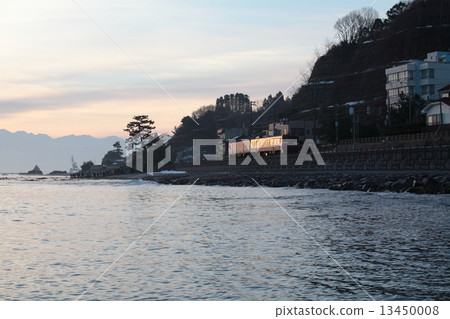 Himi line running on the Ameyahi coast Himi line running on the Ameyahi coast 13450008