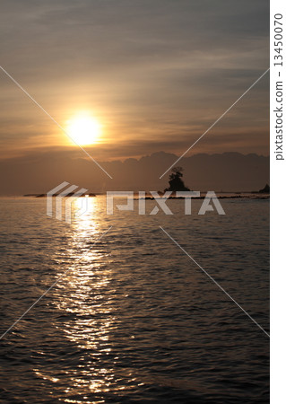 雨晴海岸的日出 13450070