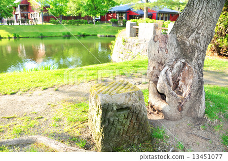 Round stone chair 13451077