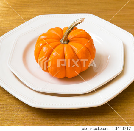 Autumn Thanksgiving dinner table setting Autumn Thanksgiving dinner table setting 13453717