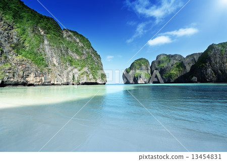 morning time at Maya bay, Phi Phi Leh island,Thailand morning time at Maya bay, Phi Phi Leh island,Thailand 13454831