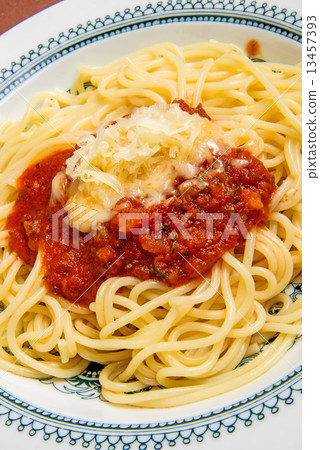 Spaghetti with tomato sauce 13457393