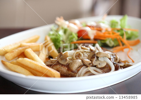 图库照片: grilled porkchop with potatoes and veggies