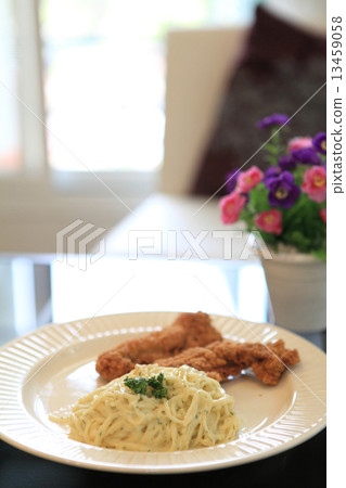 Spaghetti Carbonara with fried chicken 13459058