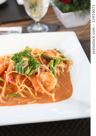 linguine pasta with shrimps in tomato sauce 13459072