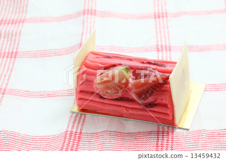 Strawberry Cake Strawberry Cake 13459432